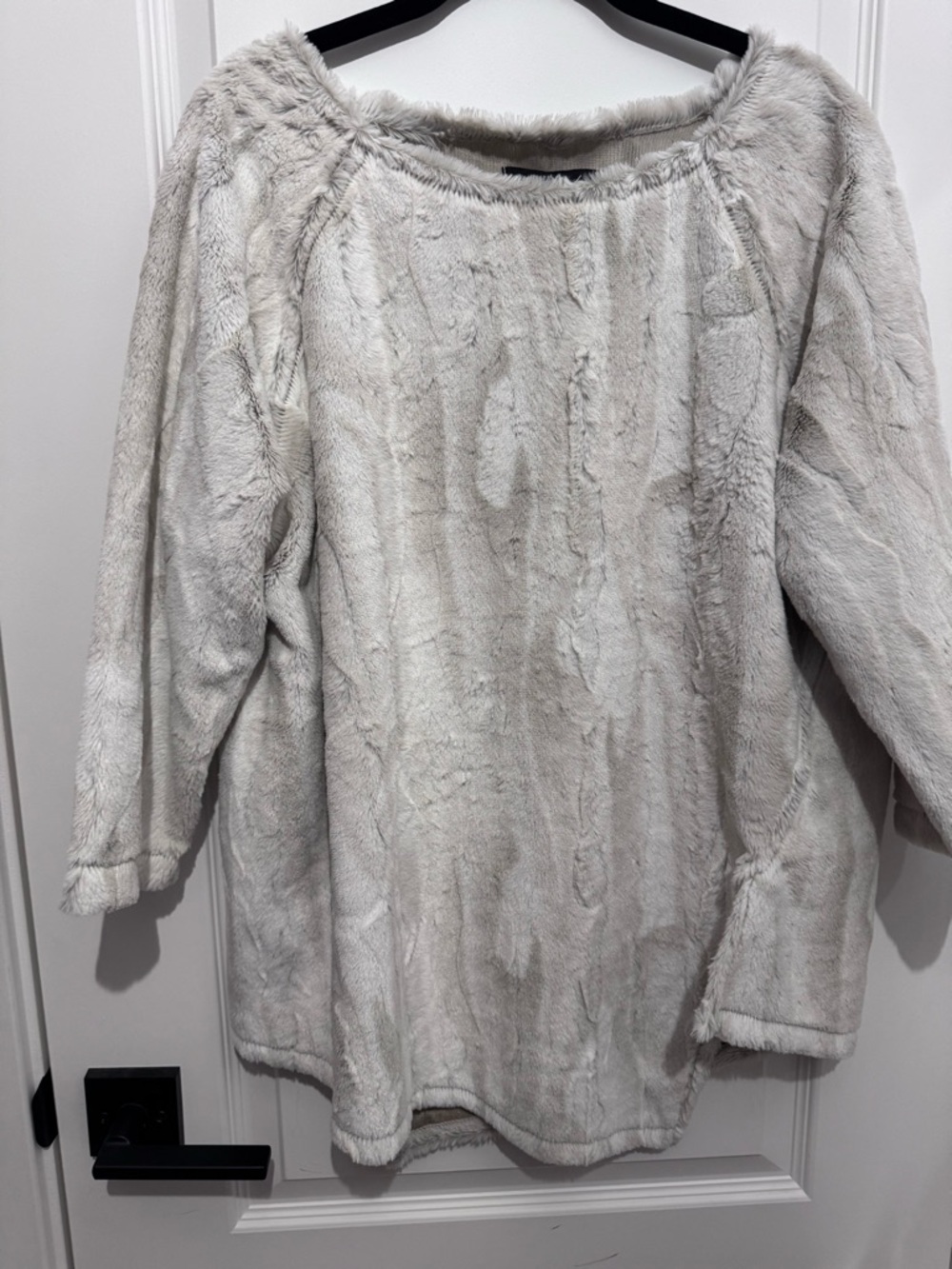 Plush 3/4 Sleeve Tunic Top in Light Gray faux fur